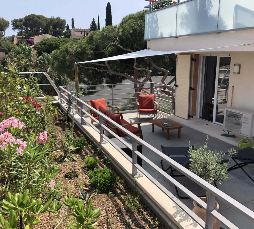 Grande terrasse bordée d'un jardin sur le toit