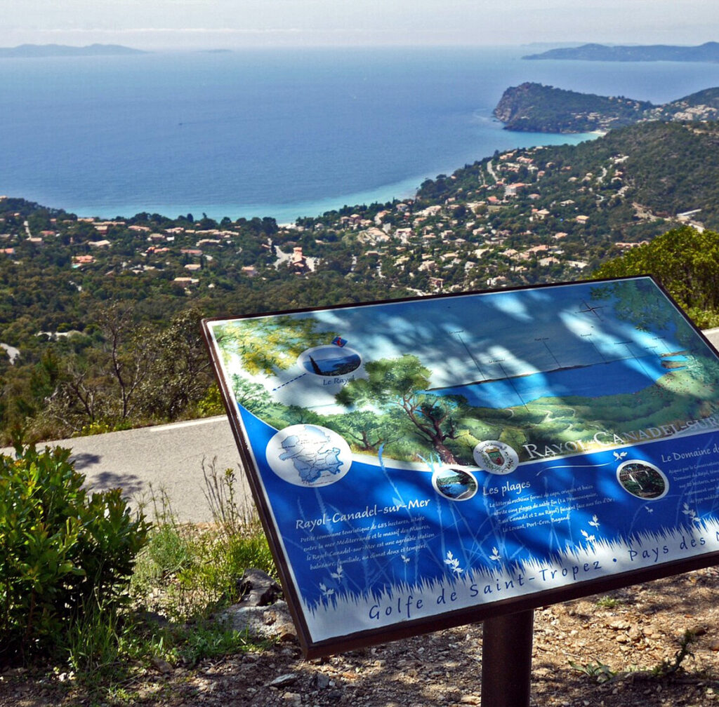 Vue sur les iles d'Or depuis le col du Canadel