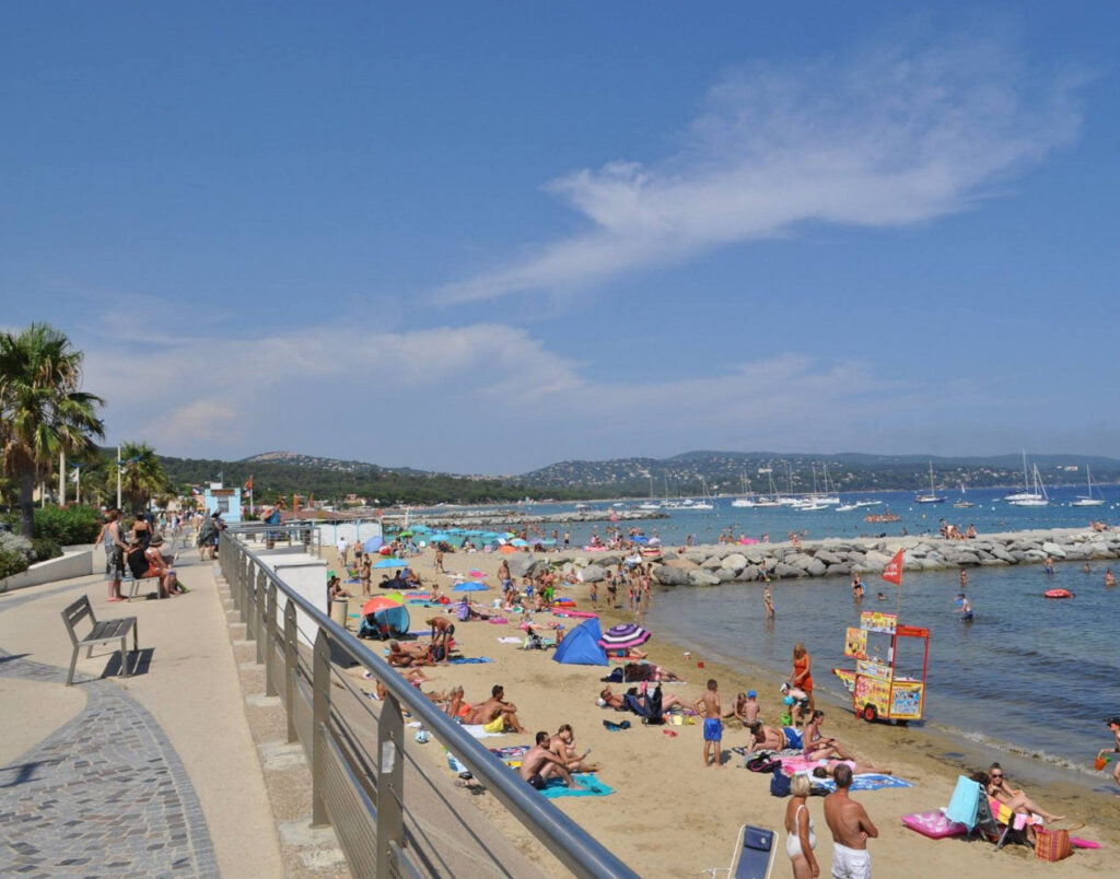 Grande plage de 4 km, bordant la baie de Cavalaire