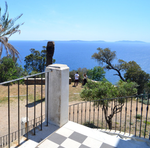 Vue sur les iles d'Or depuis la terrasse de la maison Foncin