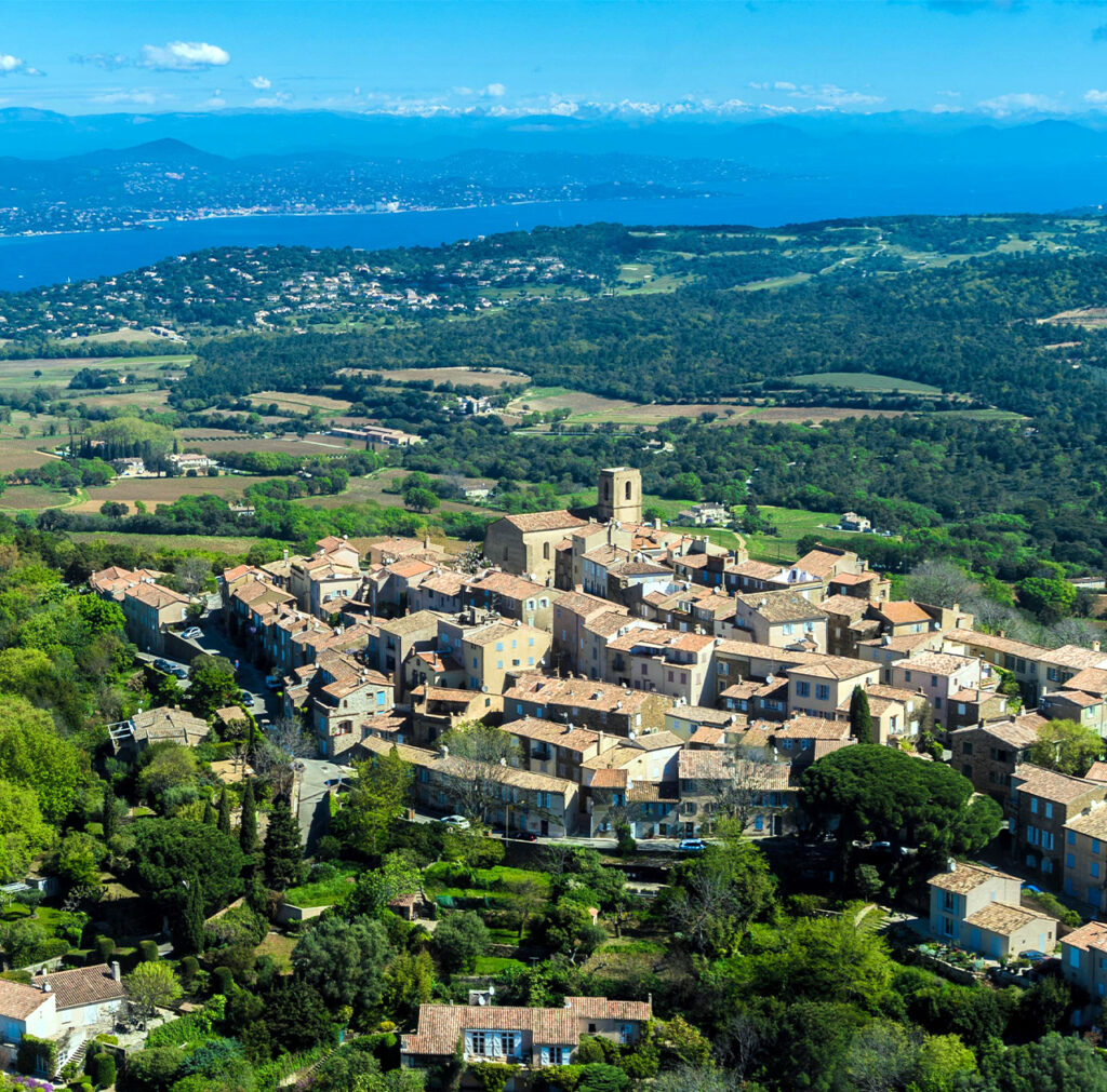 Vue aérienne de Gassin, en direction du pays Niçois