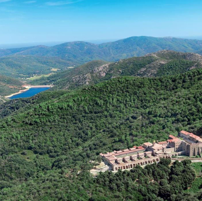 Le monastère et le barrage de la Verne