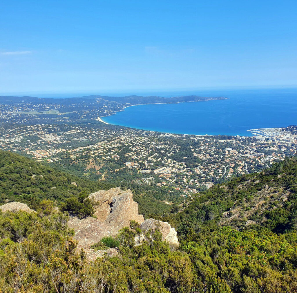 La baie de Cavalaire depuis le sommet de Malatra